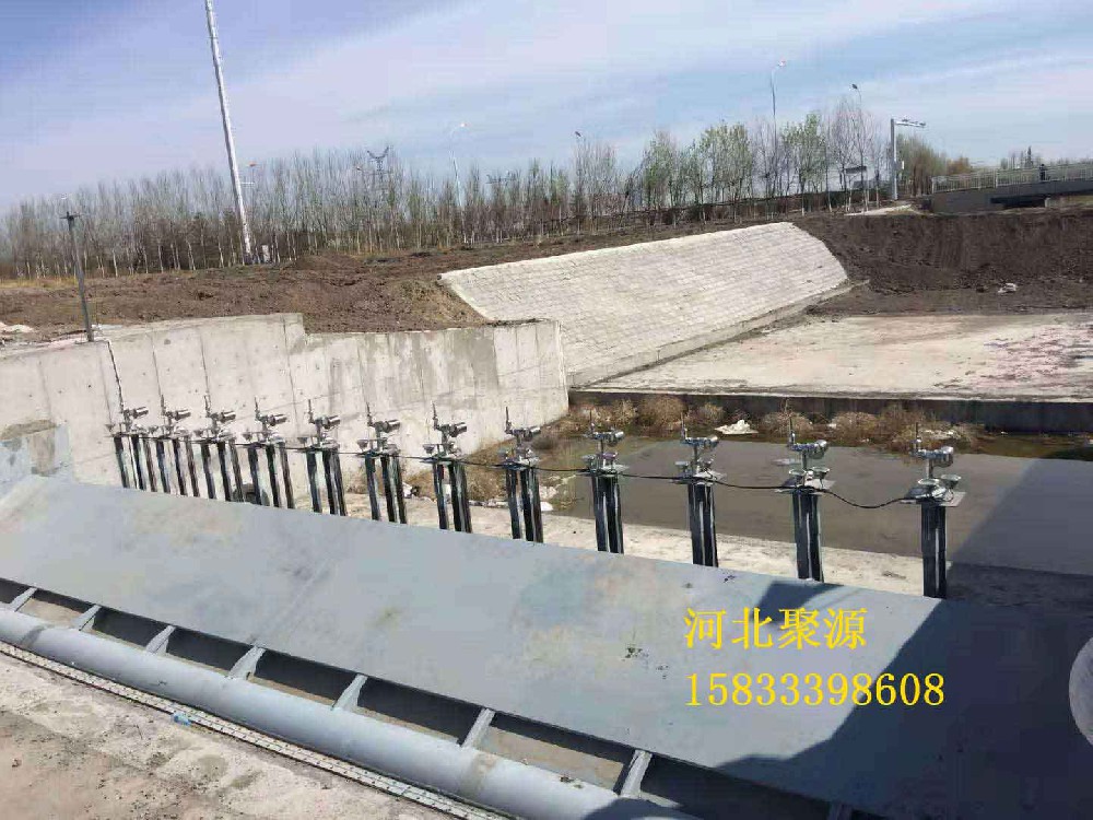 鋼壩閘門施工現(xiàn)場